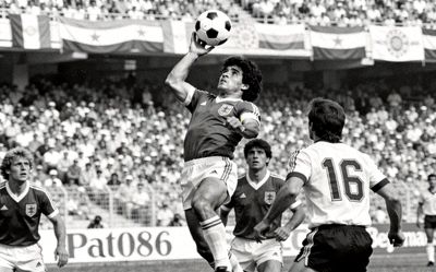 1986年世界杯马拉多纳上帝之手经典瞬间黑白照片